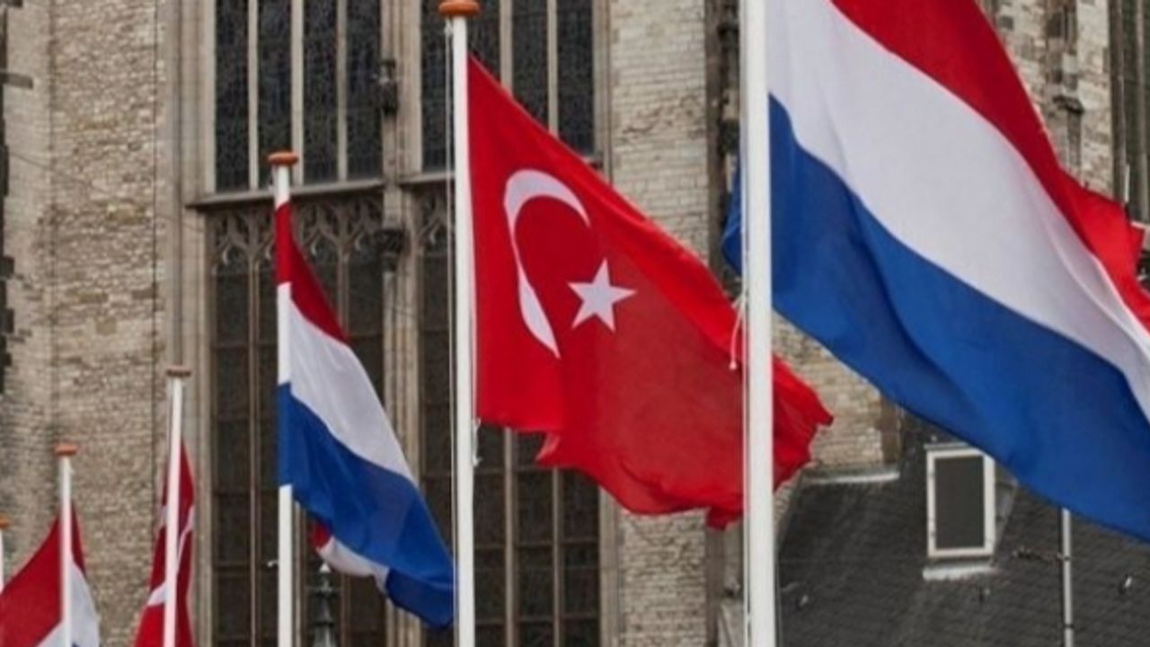 Hollanda'da NCTV raporu: Türk müslümanlar aşırılıklardan uzak duruyor
