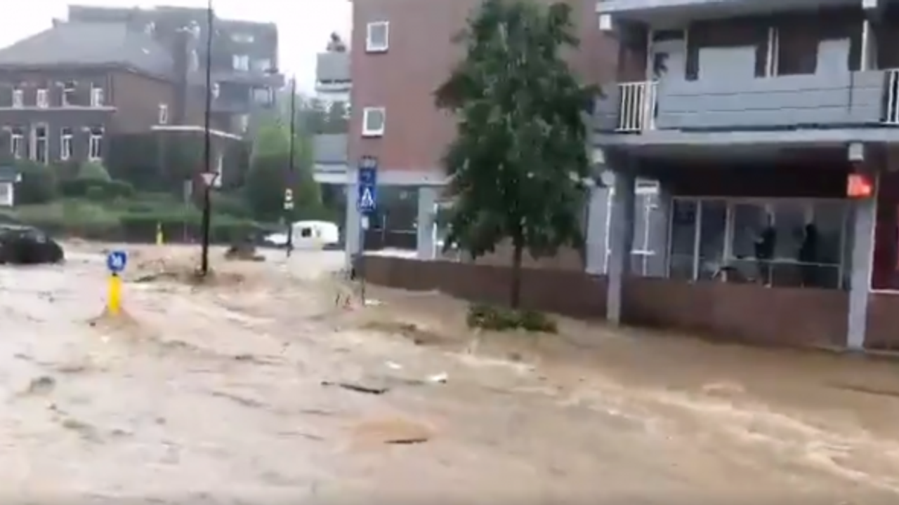 Hollanda'nın Limburg bölgesinde yaşanan sağanak yağışlar hayatı felç etti