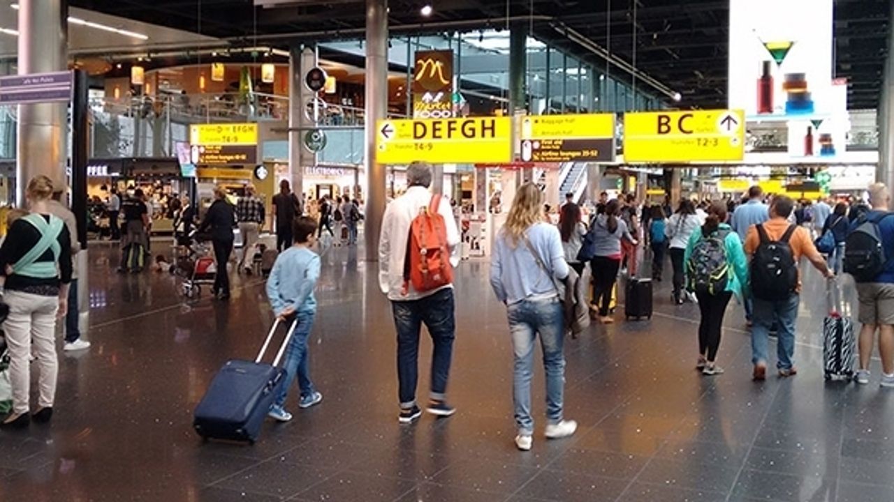 Amsterdam Schiphol Havalimanı'nda pasaport kontrolüne kadar maske takma zorunluluğu kaldırıldı
