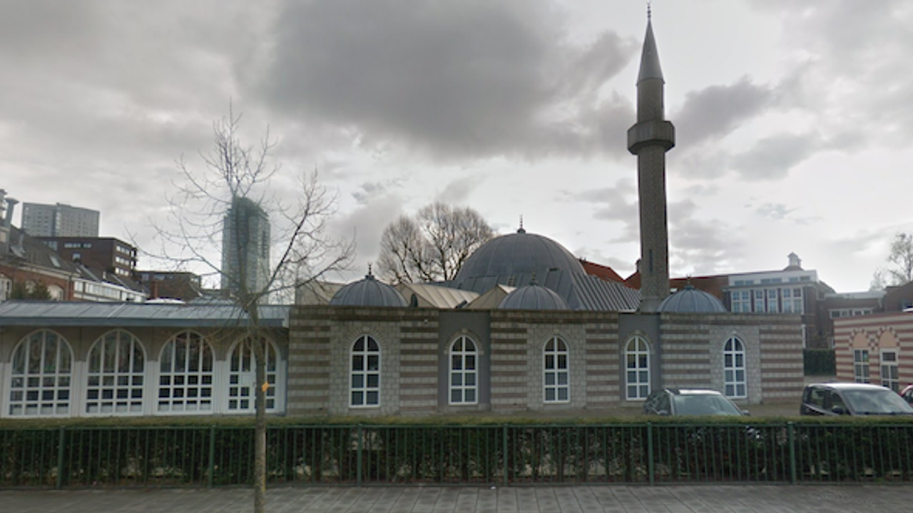 Hollanda'da bir grup Türk camisinin avlusuna bira döküp, idrarını yaptı! DENK partisi saldırıyı Eindhoven belediye meclisine taşıdı