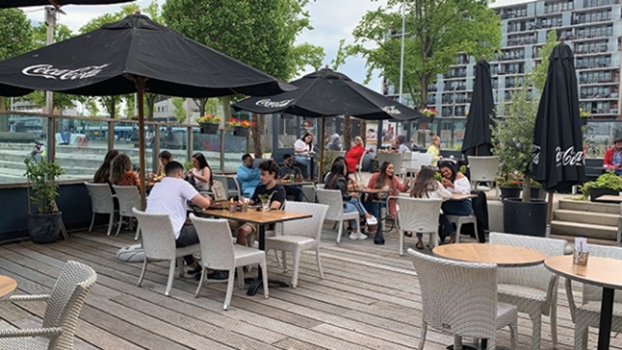 Hollanda'da kafe ve restoran teraslarında korona giriş belgesi şartı kaldırıldı