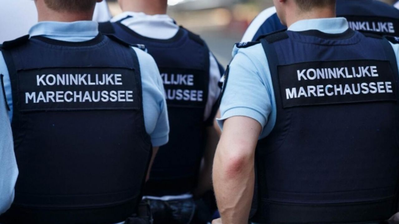 Hollanda Kraliyet Askeri Polisi sınırlardaki kontrollerde yolcunun etnik kökenine göre ayrım yapabilir