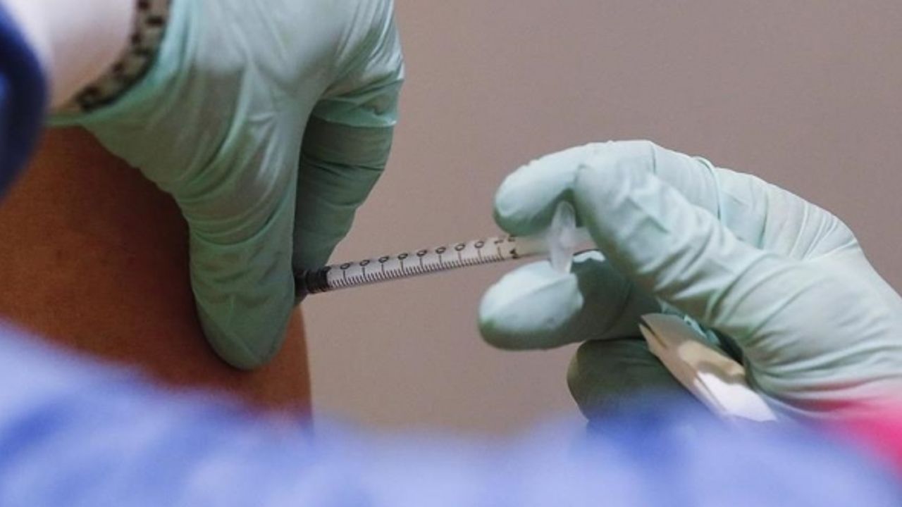 GGD uyardı: Üçüncü doz aşınızı Hollanda’da yaptırın
