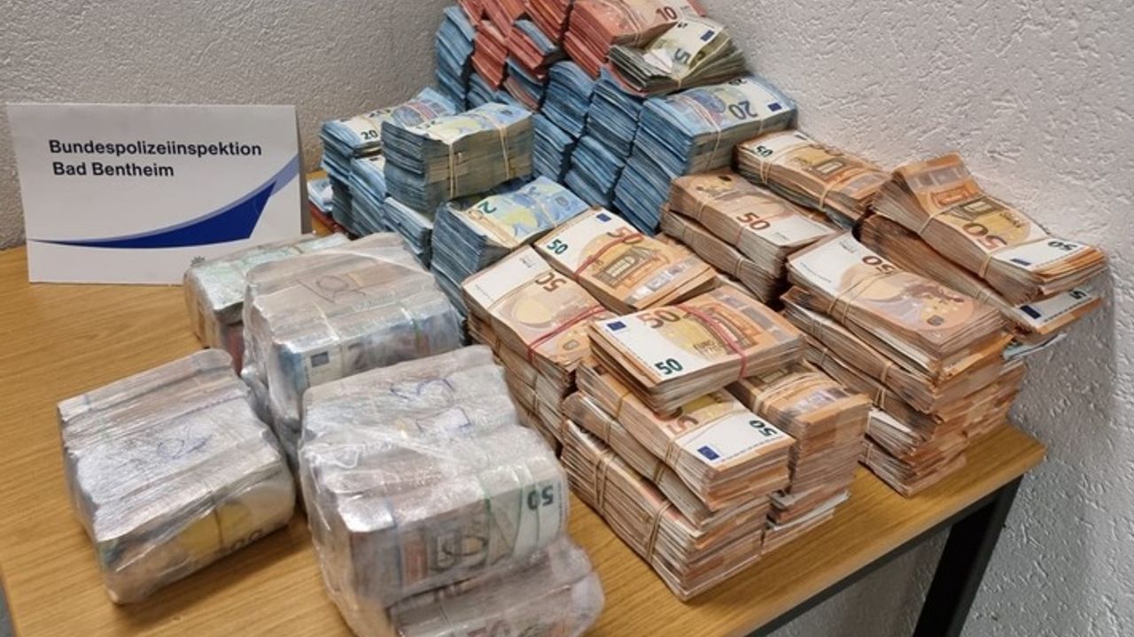 Hollanda – Almanya sınırını geçen minibüste 1 milyon euro nakit para yakalandı
