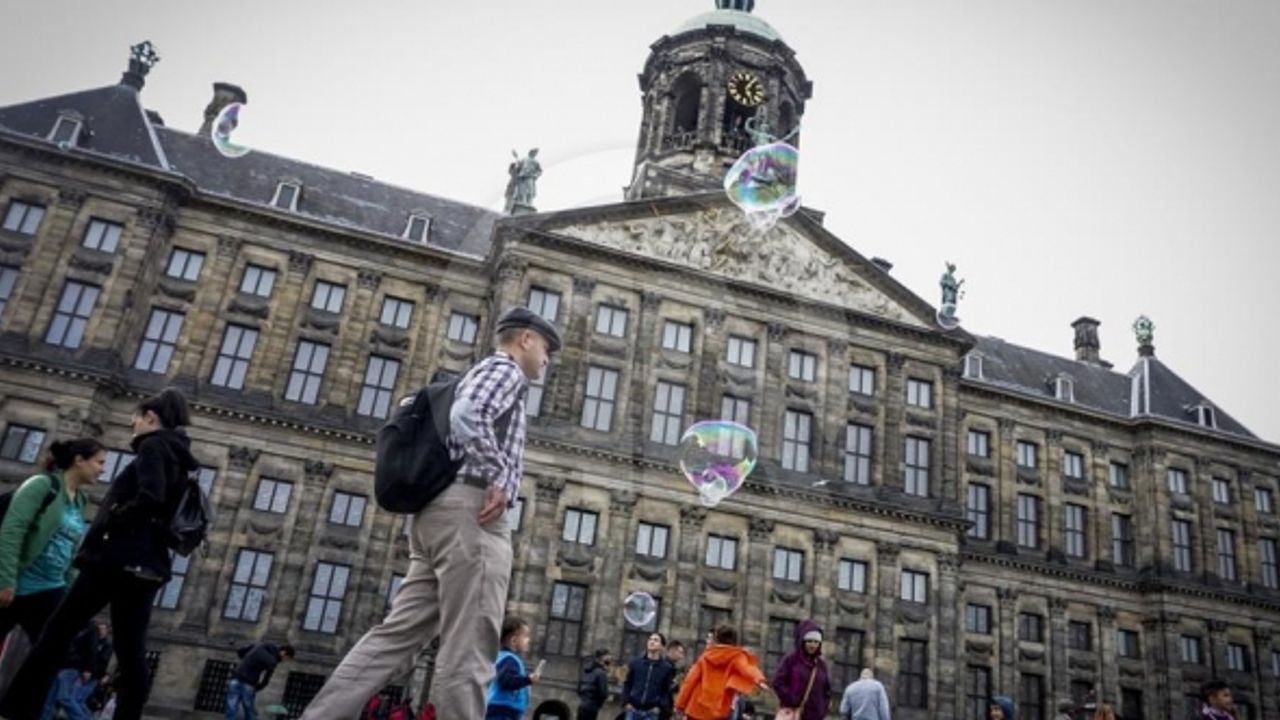 Hollanda’da bir ay uzatılan korona tedbirlerinin detayları