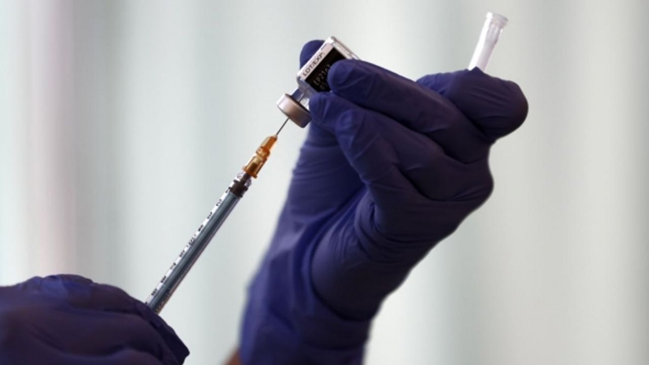 Hollanda’da destekleyici nitelikteki 3. doz aşı yaptırmak isteyenler uzun kuyruklar oluşturdu