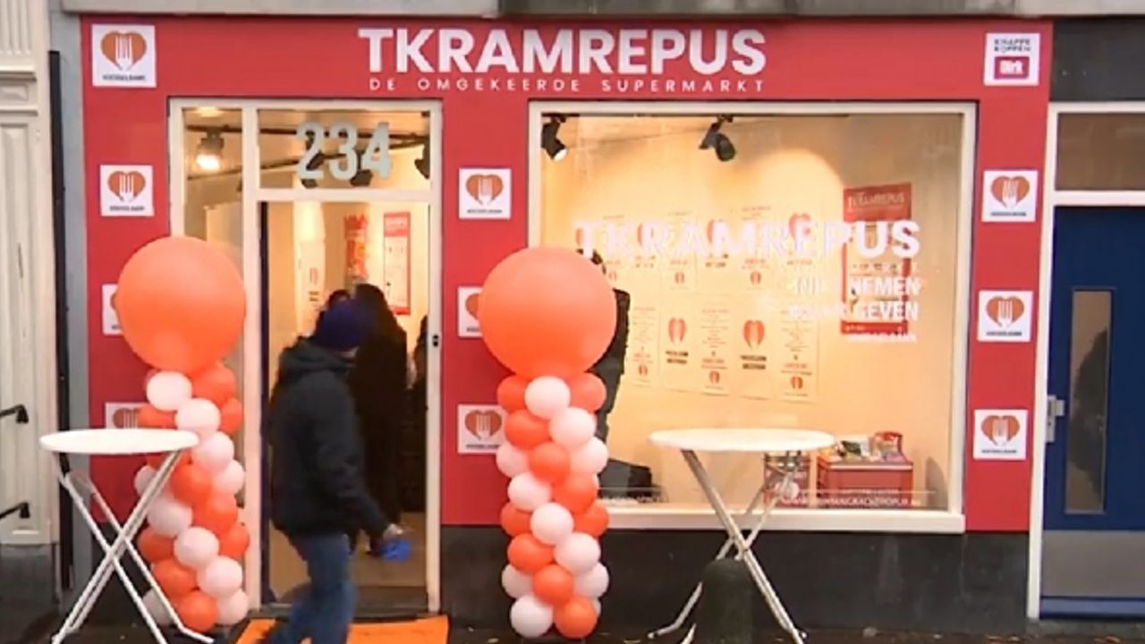 Hollanda’nın başkentindeki bir markete gelen müşteriler ürün satın almak yerine rafları dolduruyor