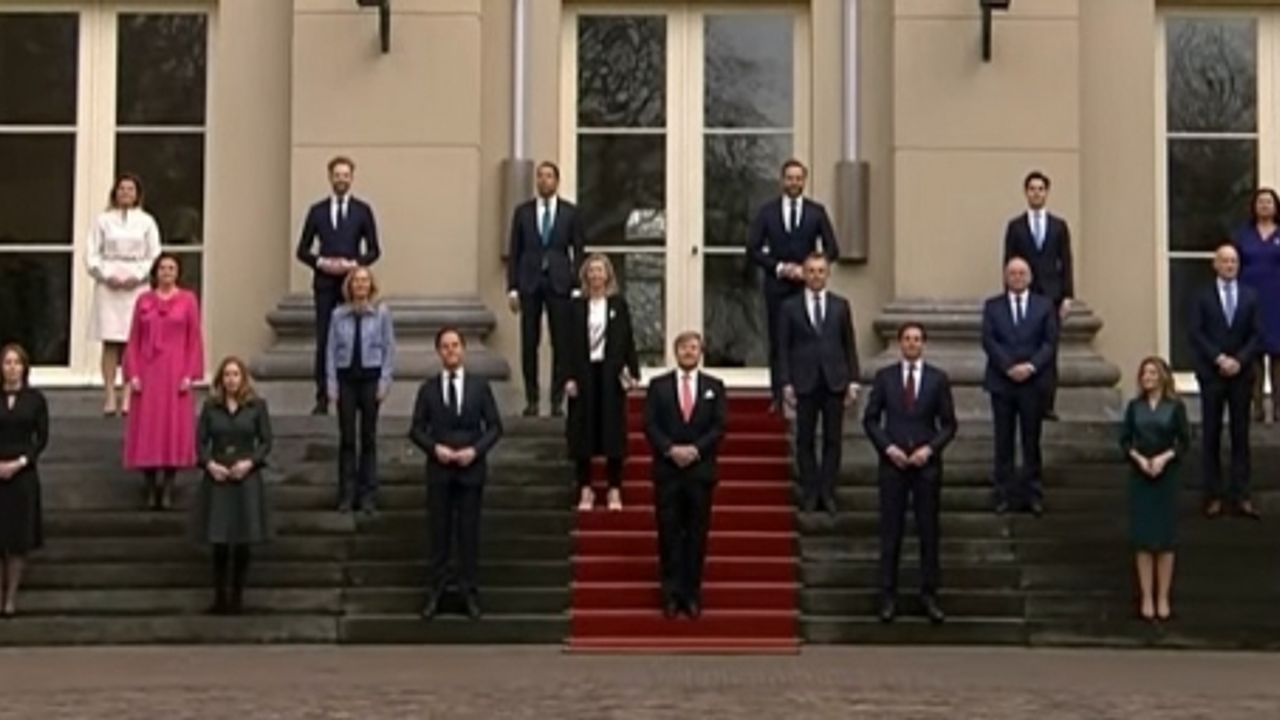 Hollanda'nın 4 partili yeni koalisyon hükümeti yemin töreniyle görevine başladı