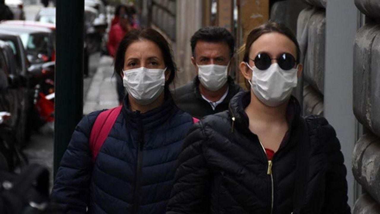 Hollanda Salgın Yönetim Ekibi: Kalabalık alışveriş caddeleri ve spor etkinliklerinde maske kullanımı zorunlu olmalı