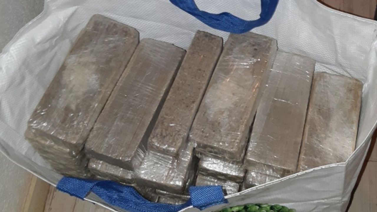 Hollanda’nın Rotterdam kentinde bir evde 80 kilo uyuşturucu ve 340 bin euro nakit para ele geçirildi