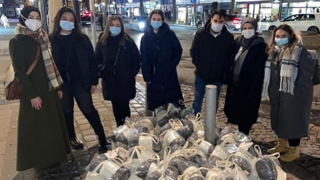 Almanya’nın Dortmund kentindeki gençler sokakta yaşayanlara yardım paketi dağıttı