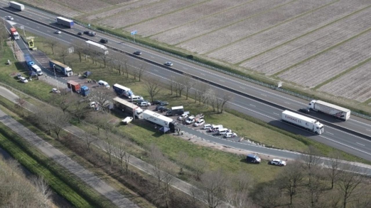 Hollanda Almanya ortak operasyonunda onlarca kişiye ceza kesildi, 4 kişi yakalandı!
