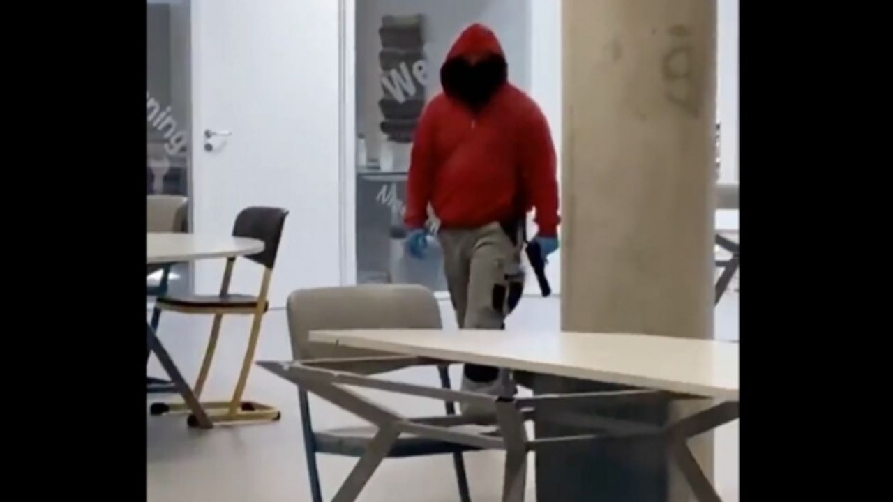 Hollanda’nın Groningen bölgesindeki bir okula silahla giren kişi yakalandı! (Video)
