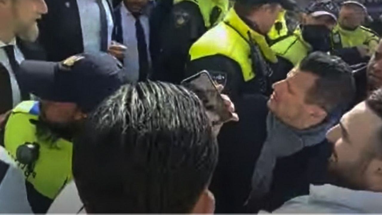 Hollanda’nın parlamento başkentinde polis DENK partili Azarkan’a şiddet uyguladı! (VIDEO)