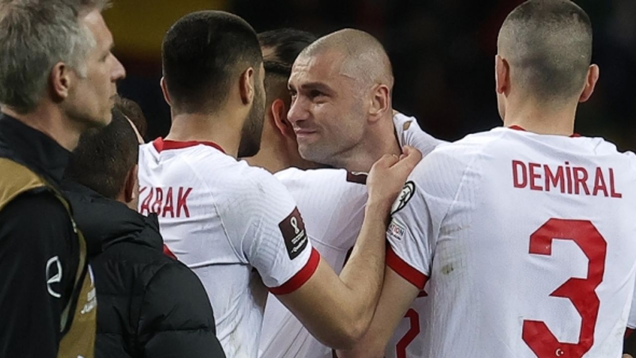 Tecrübeli futbolcu Burak Yılmaz A Milli Takım'ı bıraktığını açıkladı