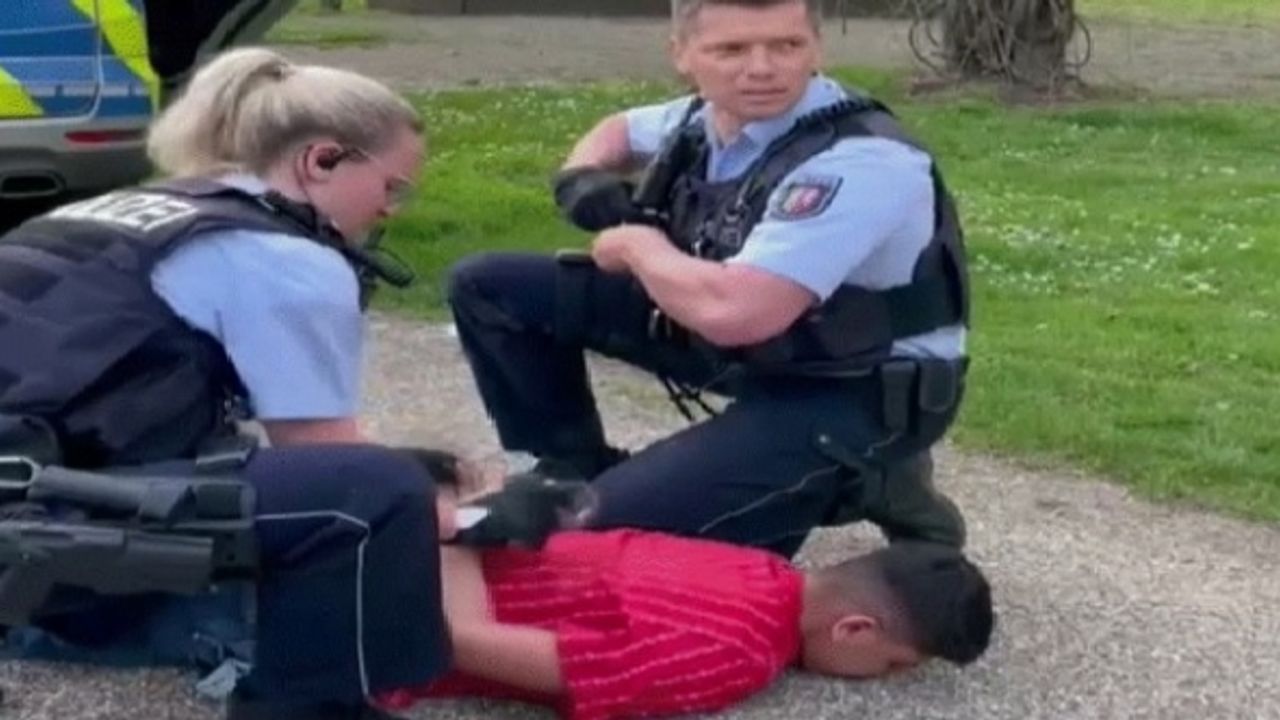 Almanya’da polis 13 yaşındaki Türk çocuğa şiddet uyguladı! Görüntüler tepki çekti (VIDEO)