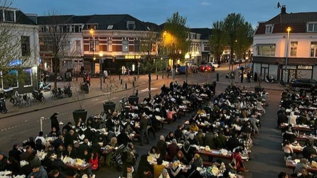 Hollanda'da cami önünde 1300 kişilik sokak iftarı