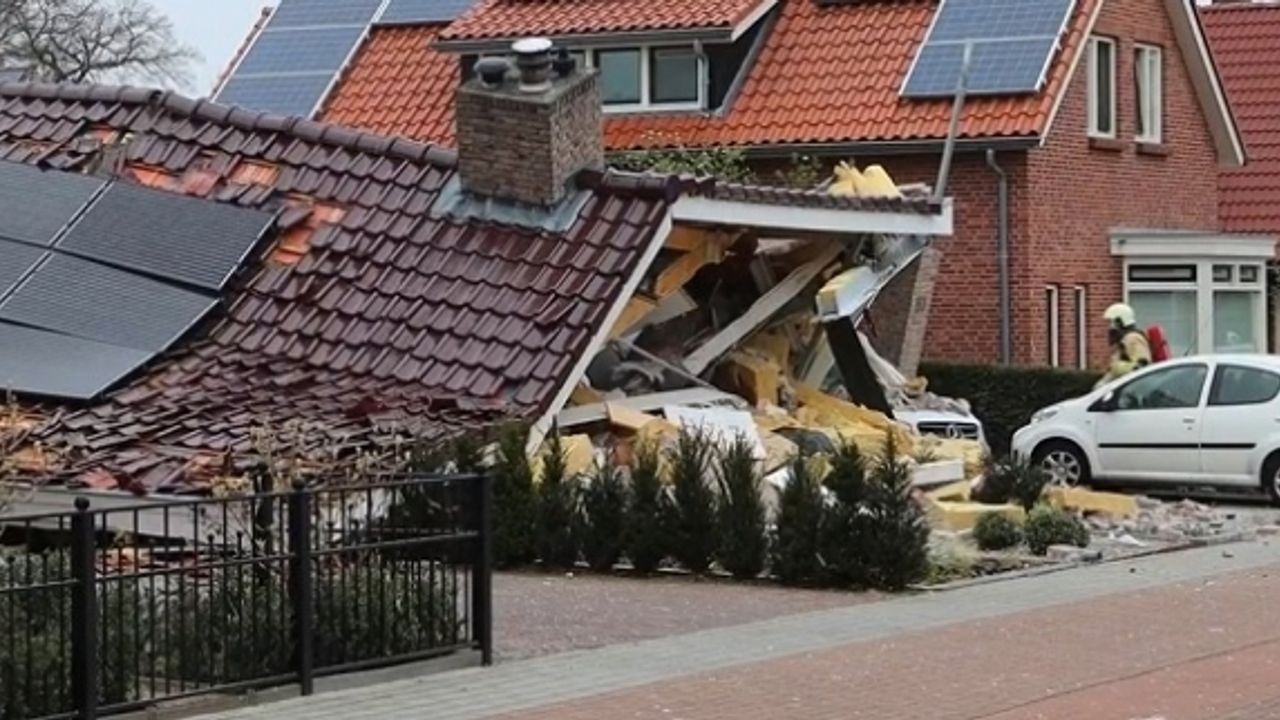 Hollanda Oldenzaal’da çöken evin altında kalan adam kurtarıldı