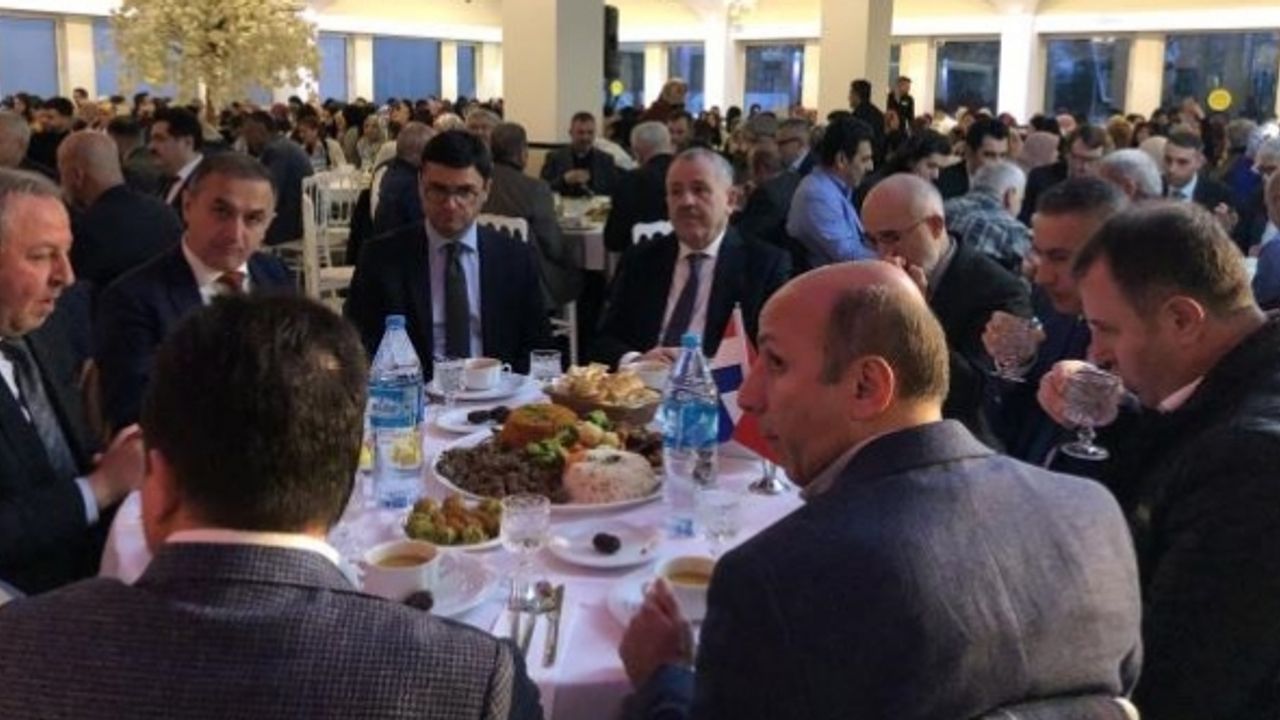 Hollanda’nın başkenti Amsterdam’da camilerden ortak iftar yemeği