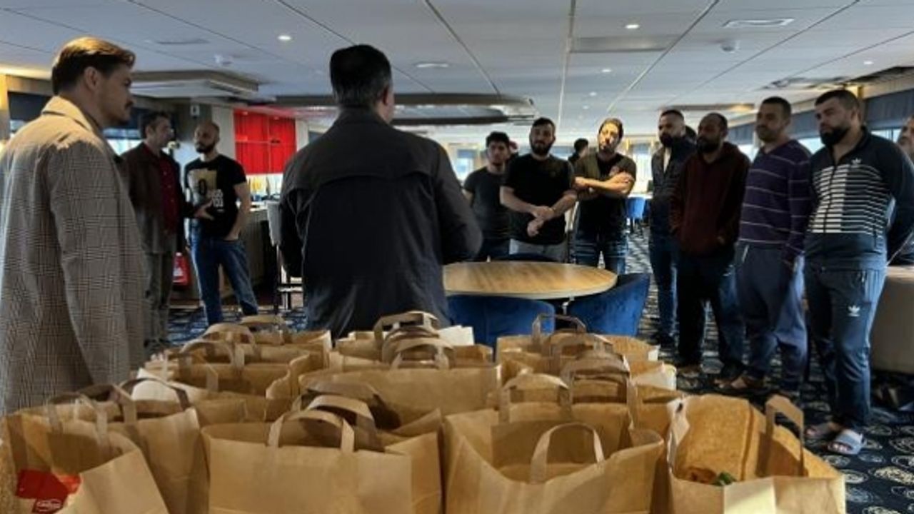 Hollanda’nın Schiedam kentinde Müslümanlardan gemide yaşayan mültecilere iftar