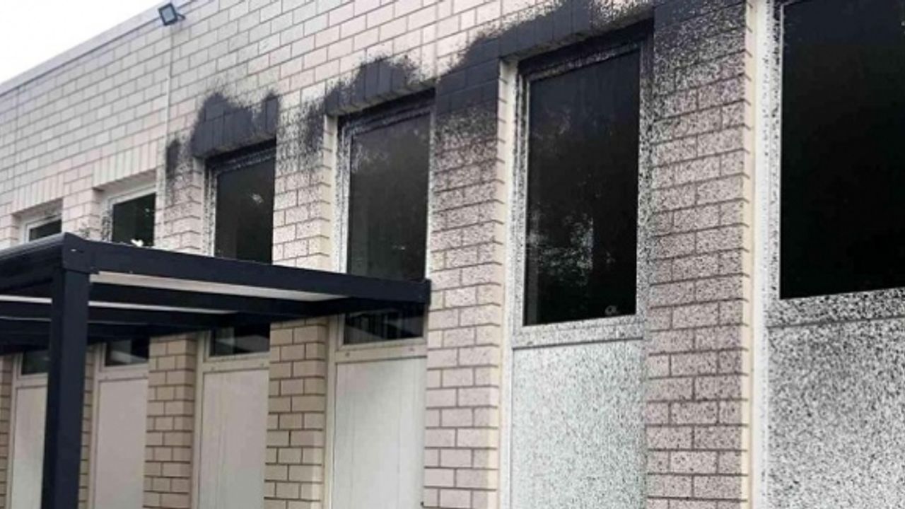 Almanya'da bir camiye boyalı saldırı düzenlendi