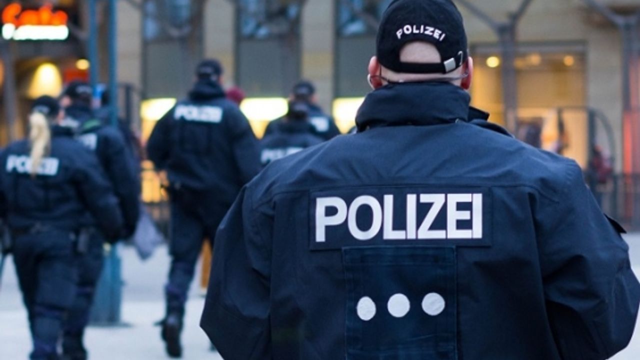 Almanya’da 16 yaşındaki bir gencin evinde silah ve el yapımı bomba bulundu!