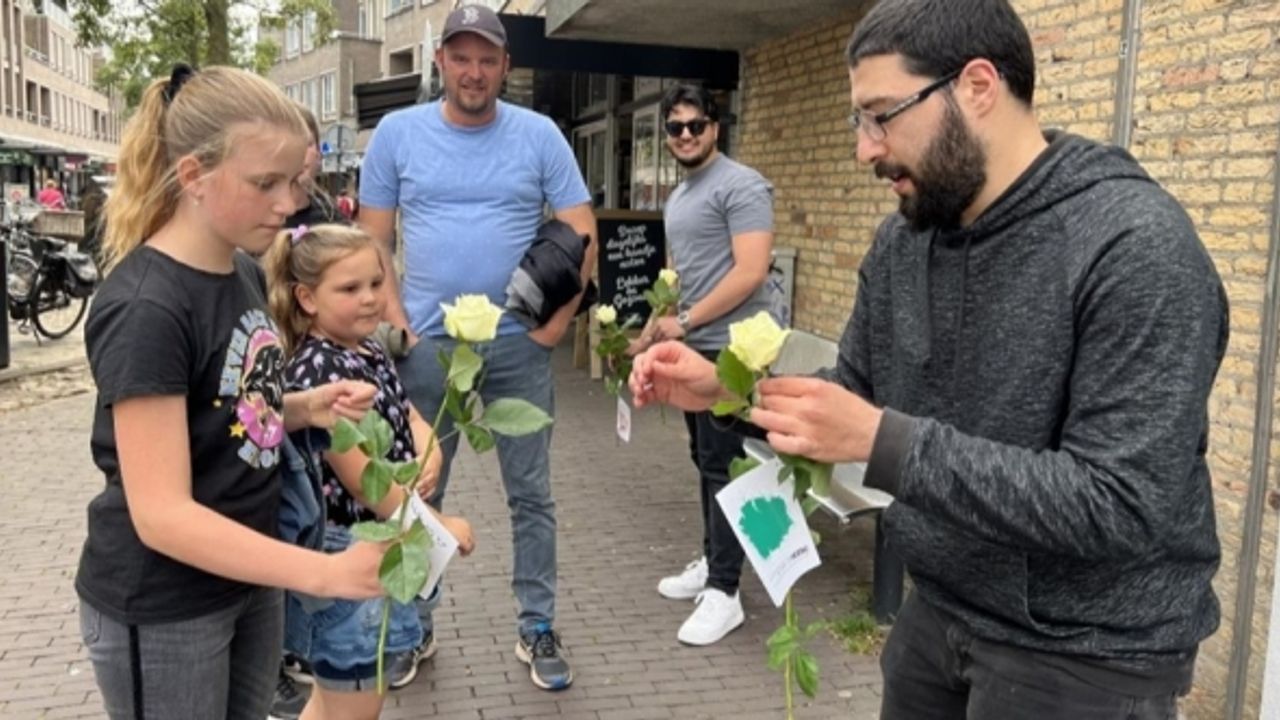 Hollanda’da Müslümanlar şehir merkezlerinde gül dağıtarak İslamı anlattı