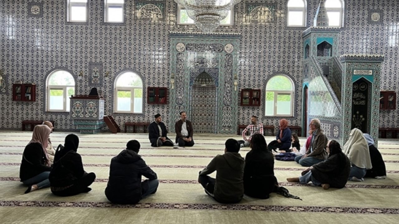 Hollanda'da düzenlenen Açık Cami Günü etkinliği farklı inançlarda birçok kişiyi bir araya getirdi