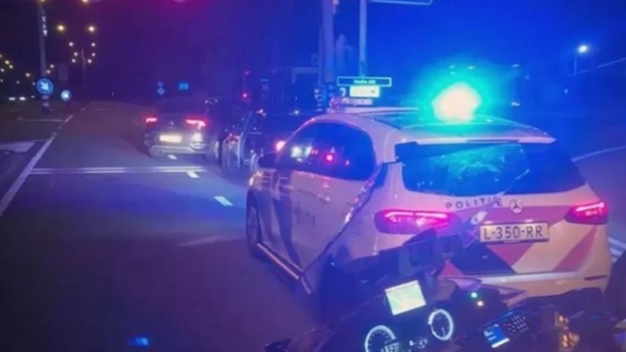 Hollanda’da bir sürücü kendi aracında oto hırsızlığı iddiasıyla yakalandı!