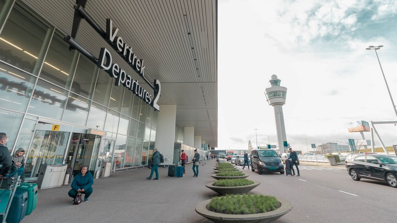 Hollanda’da Schiphol havalimanına temmuz ve ağustos ayları için günlük yolcu kotası getirildi