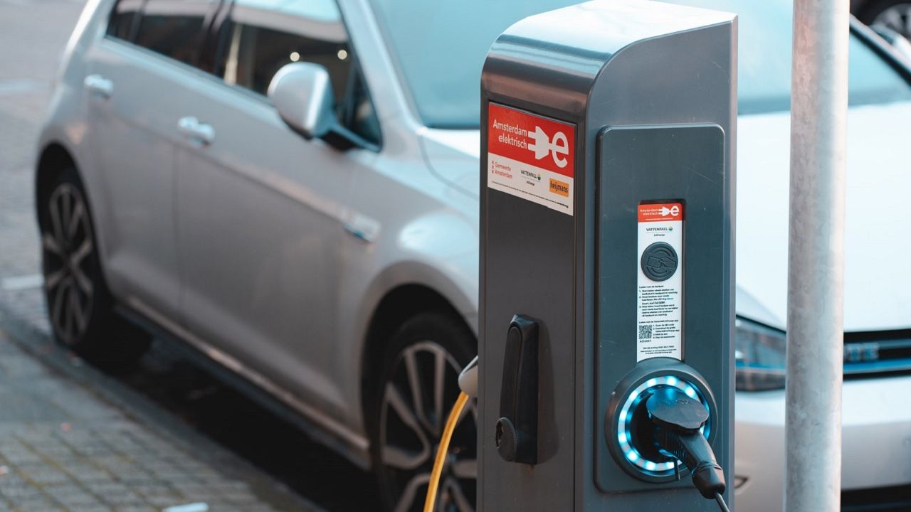 Hollanda’da elektrikli araç sahiplerine indirimli otopark ücreti hakkı tanınacak
