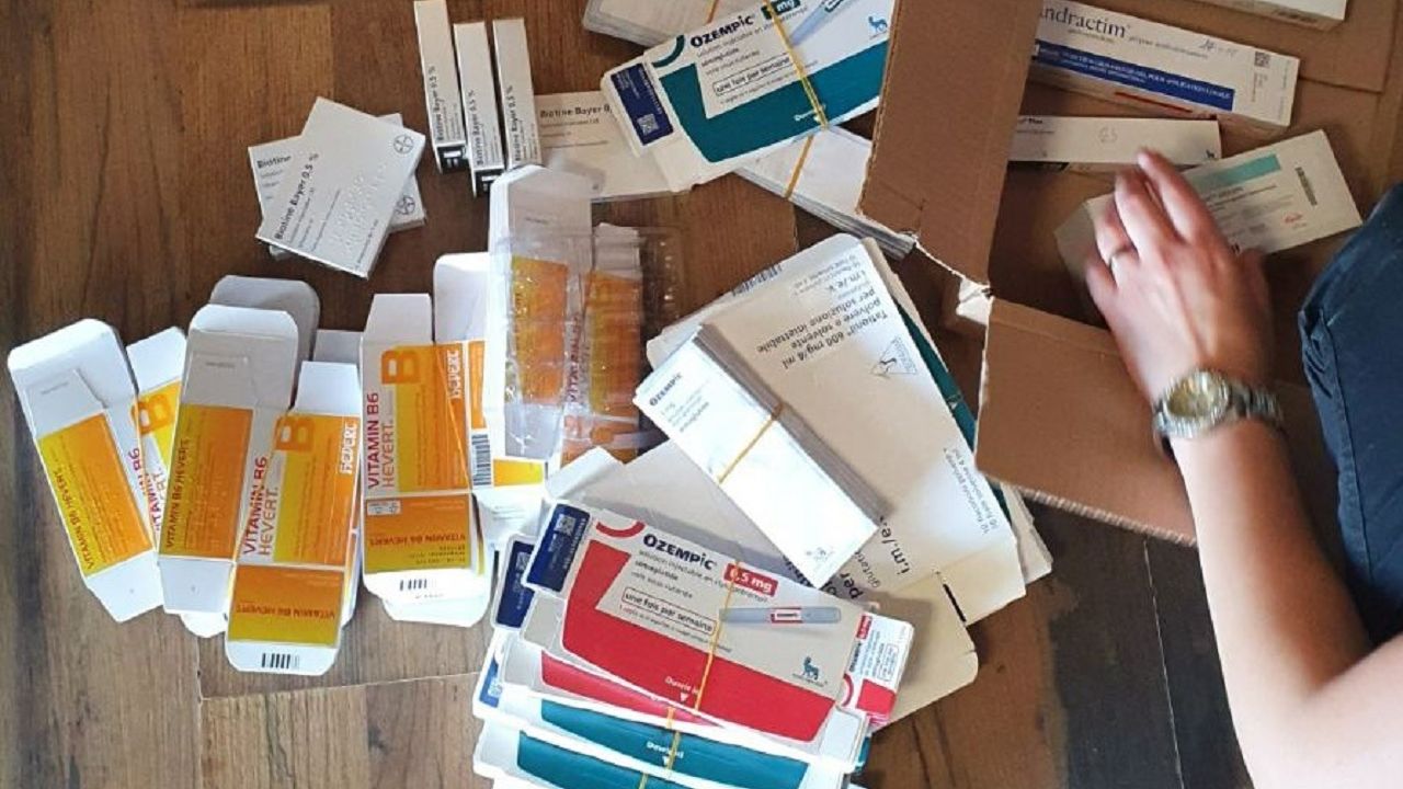 Bulgar yetkililer Türkiye’ye giden bir minibüste binlerce ilaç ele geçirdi