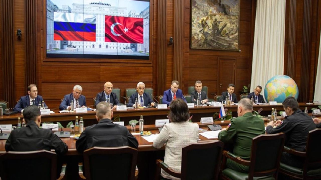 Türkiye, Rusya görüşmeleri sonuç verdi: Ukrayna’da bekleyen tahıl yüklü gemiler yola çıktı 