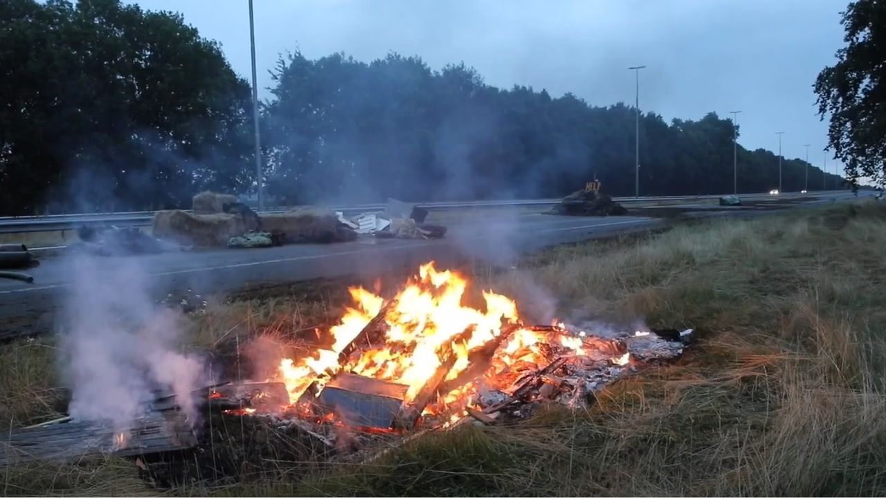 Hollanda’da çiftçiler ateşe verdikleri saman balyaları ve çöple yolları kapattı