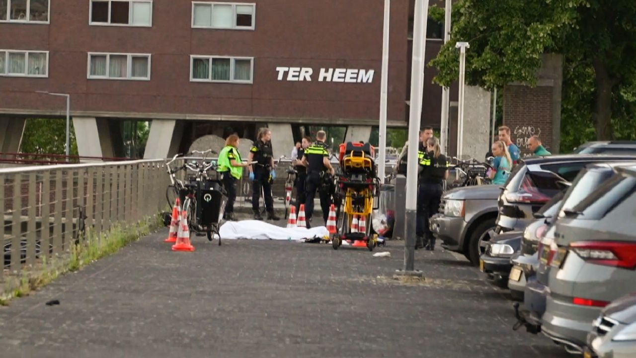 Rotterdam Coolhaven metro istasyonunda bir kişi vurularak öldürüldü