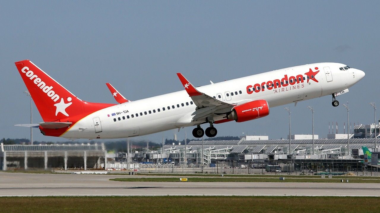 Türkiye uçuşu iptal edilen 170 Corendon yolcusu Rotterdam Havaalanını işgal etti!