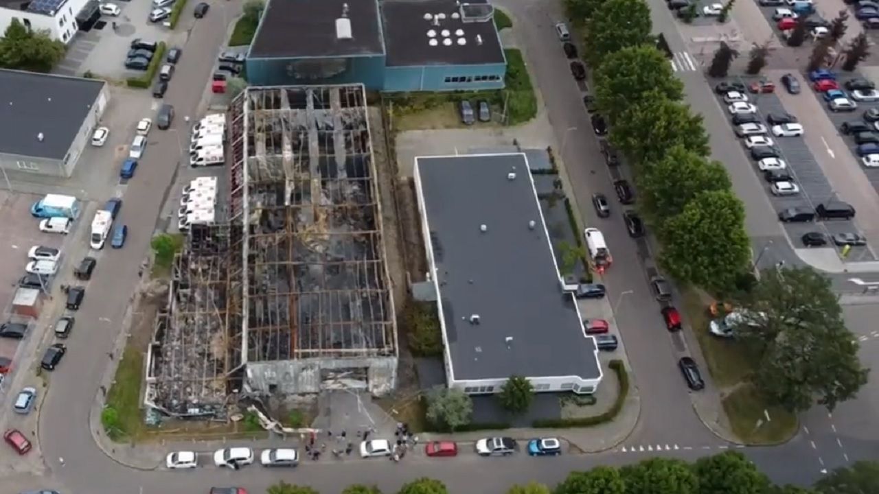 Hollanda'da Bill Gates'in desteklediği online süpermarket binası tamamen yandı