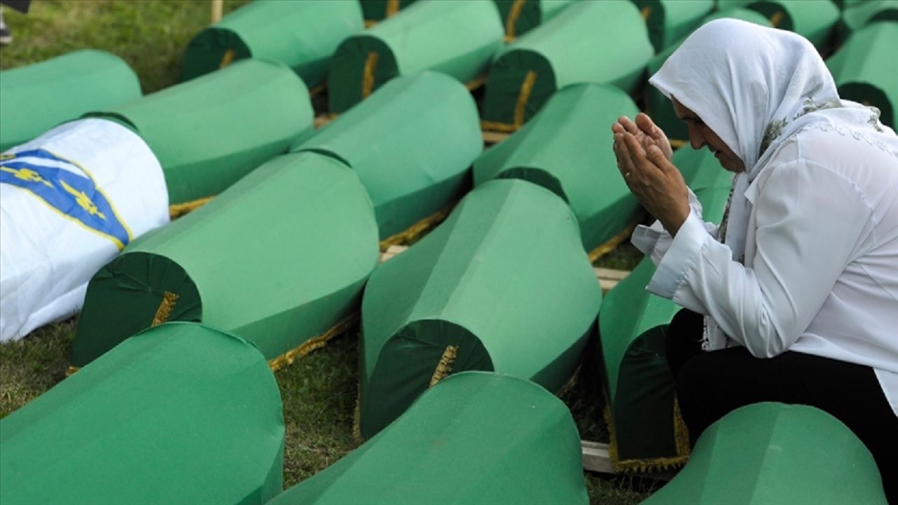 Hollanda 27 yıl sonra Srebrenitsa soykırımı kurbanlarının ailelerinden özür diledi