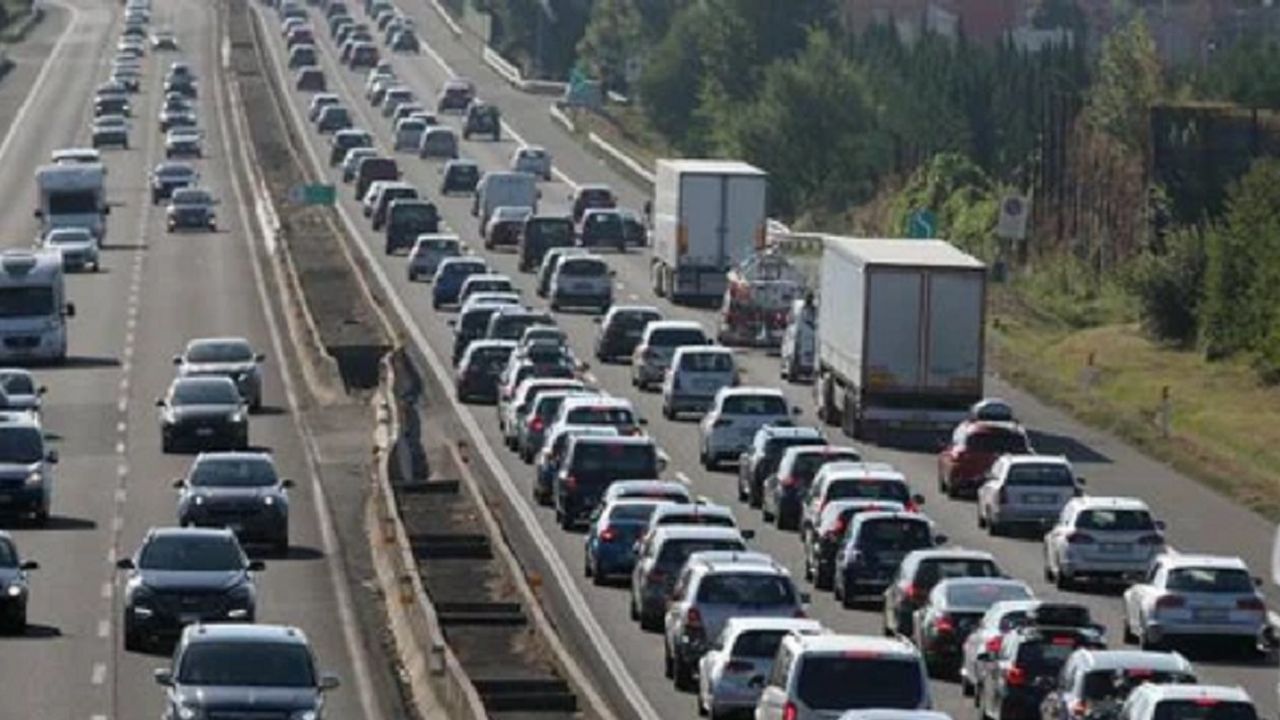 Hollanda'dan yurtdışına tatile gidenlerin Avrupa yollarındaki trafik çilesi bitmiyor