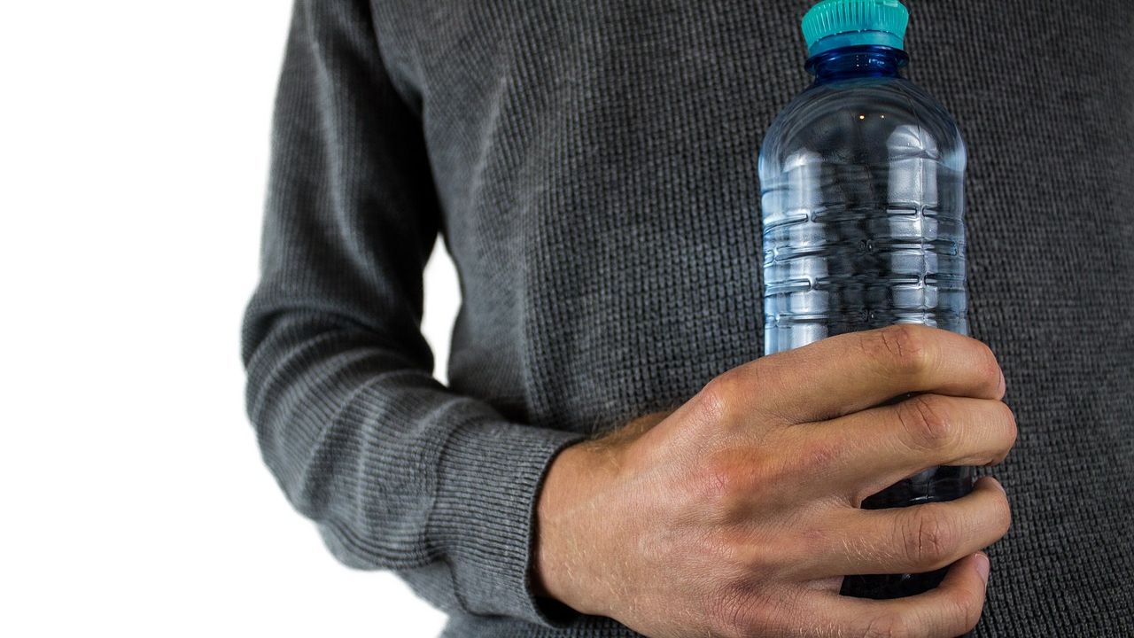 Fransa'da şişelenmiş içme sularının yüzde 78'inde mikro plastik çıktı!