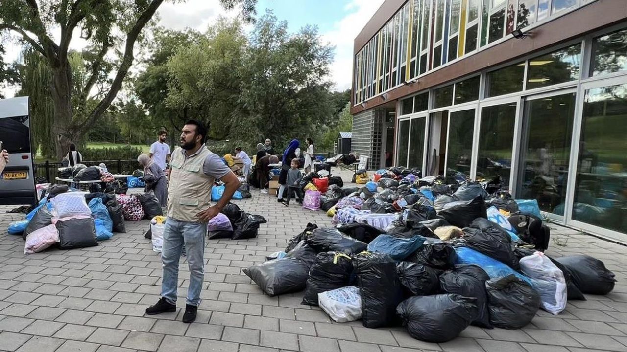 Hollanda’da Milli Görüş Teşkilatından Ter Apel’da dışarda yatan sığınmacılara yardım