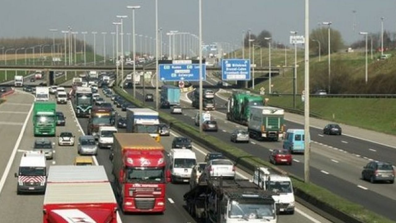 Belçika'da otoban ve şehir içi yollarda aşırı yavaş giden sürücüye ceza kesiliyor