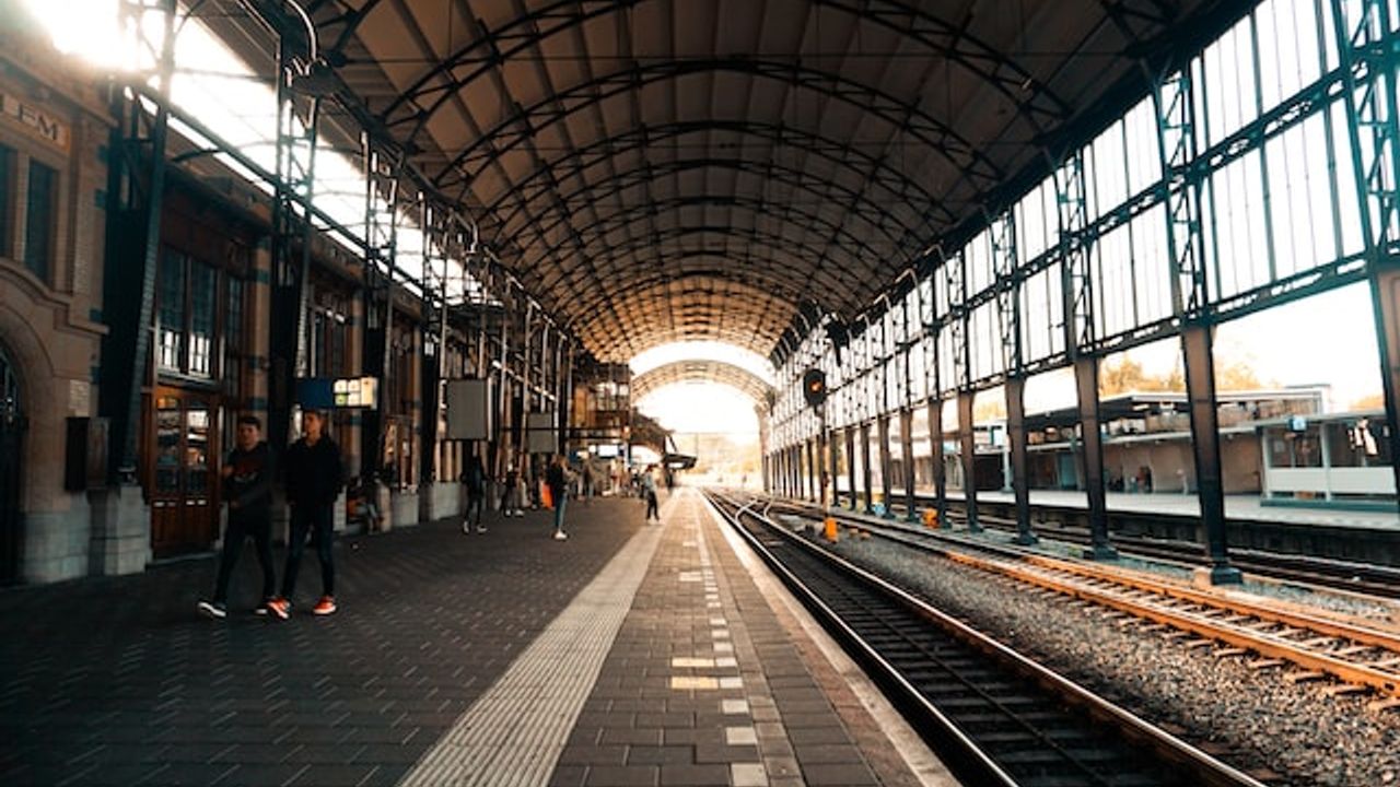 Hollanda’da Cuma günü tüm tren seferleri duracak!