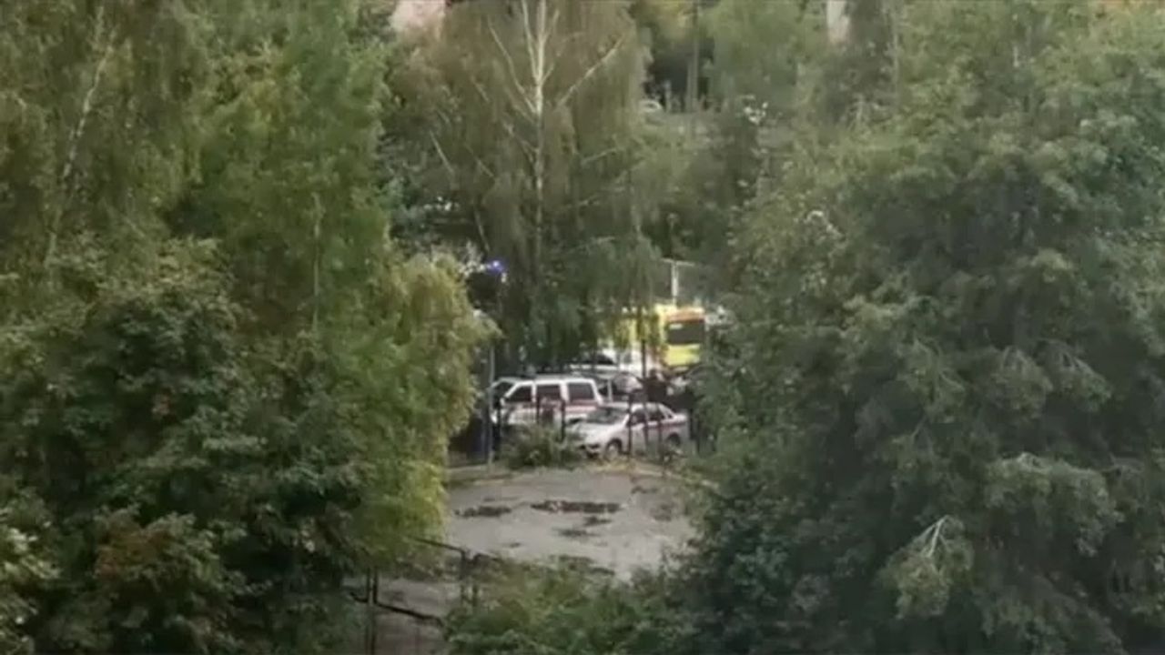 Rusya’da okula silahlı saldırı: 7’si çocuk 13 kişi öldü