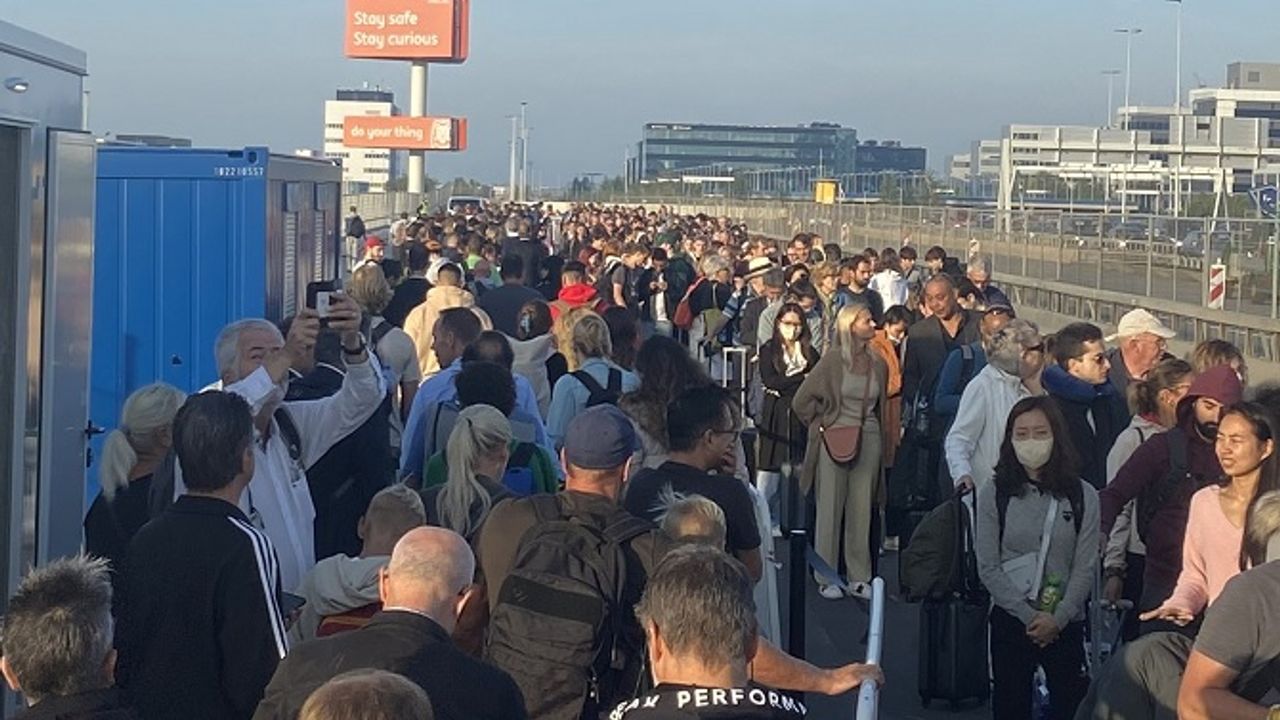 Hollanda’da bugün yine Schiphol havalimanında uzun kuyruklar oluştu