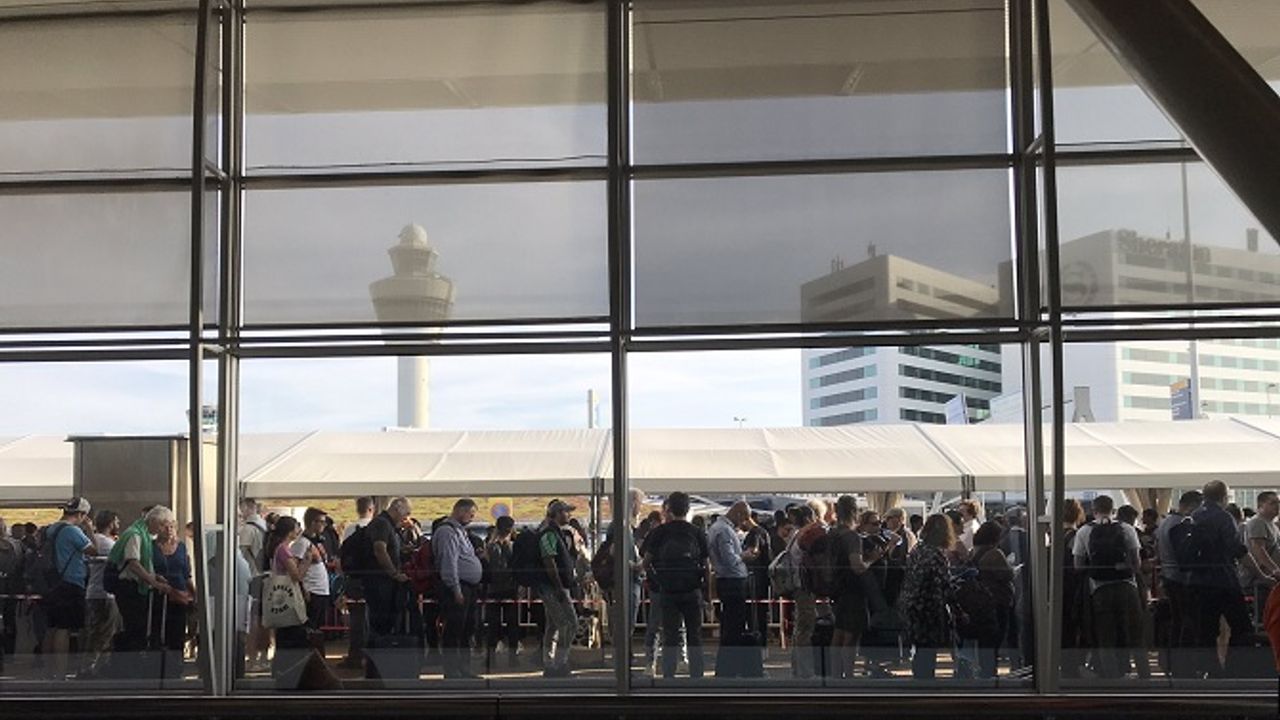Hollanda’da Amsterdam havalimanındaki yoğunluk bugün de devam edecek