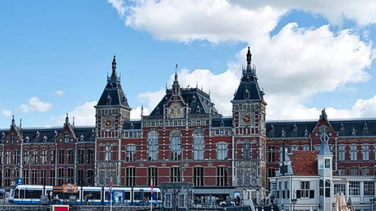 Amsterdam tren istasyonunun arka bölgesine alkol yasağı getirildi