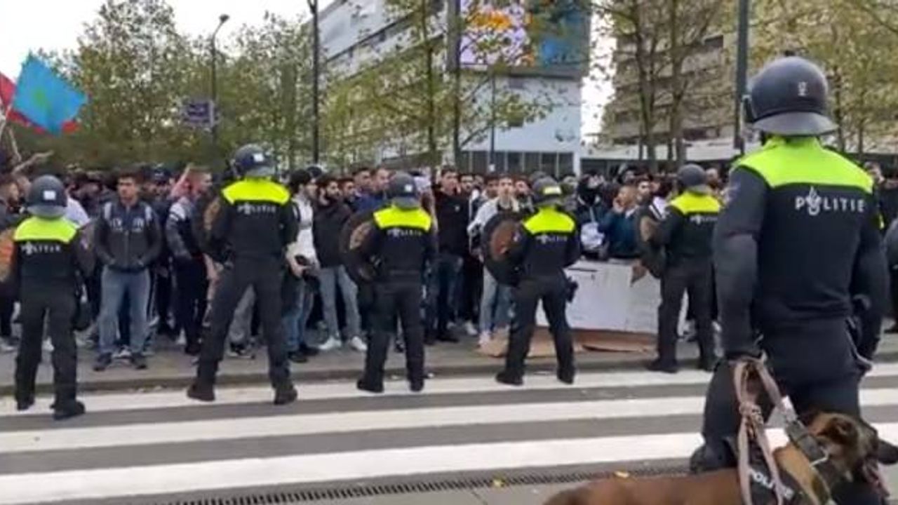Rotterdam Polisi PEGIDA’nın elindeki Kuran'ları topladı, grup başkanını gözaltına aldı