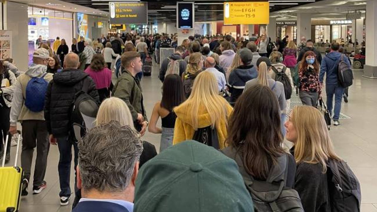 Hollanda’da Schiphol havalimanı bu sefer de gelen yolcuların kuyruğuyla gündemde 