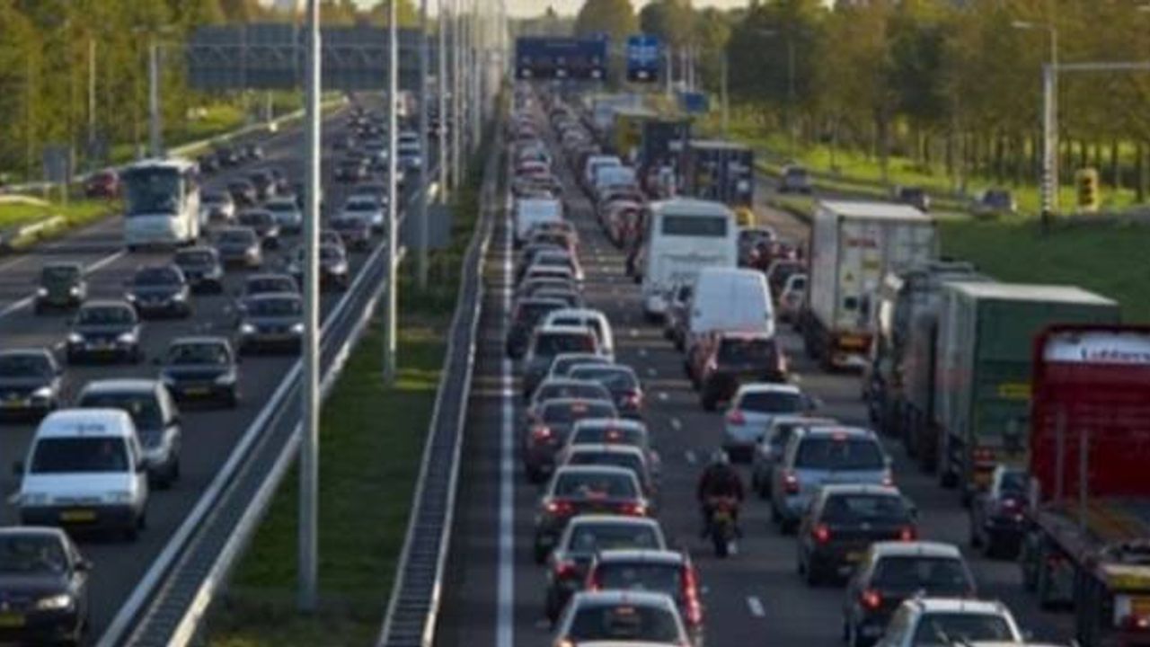 Hollanda’da tatil nedeniyle akşam trafiğinde aşırı yoğunluk bekleniyor